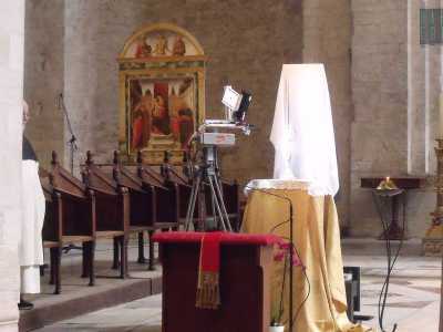 A monitorare costantemente la reliquia, due sofisticatissimi strumenti: una telecamera iperspettrale per eseguire l'analisi chimica della Spina e una telecamera a colori ad alta sensibilit� per registrare eventuali cambiamenti di colore